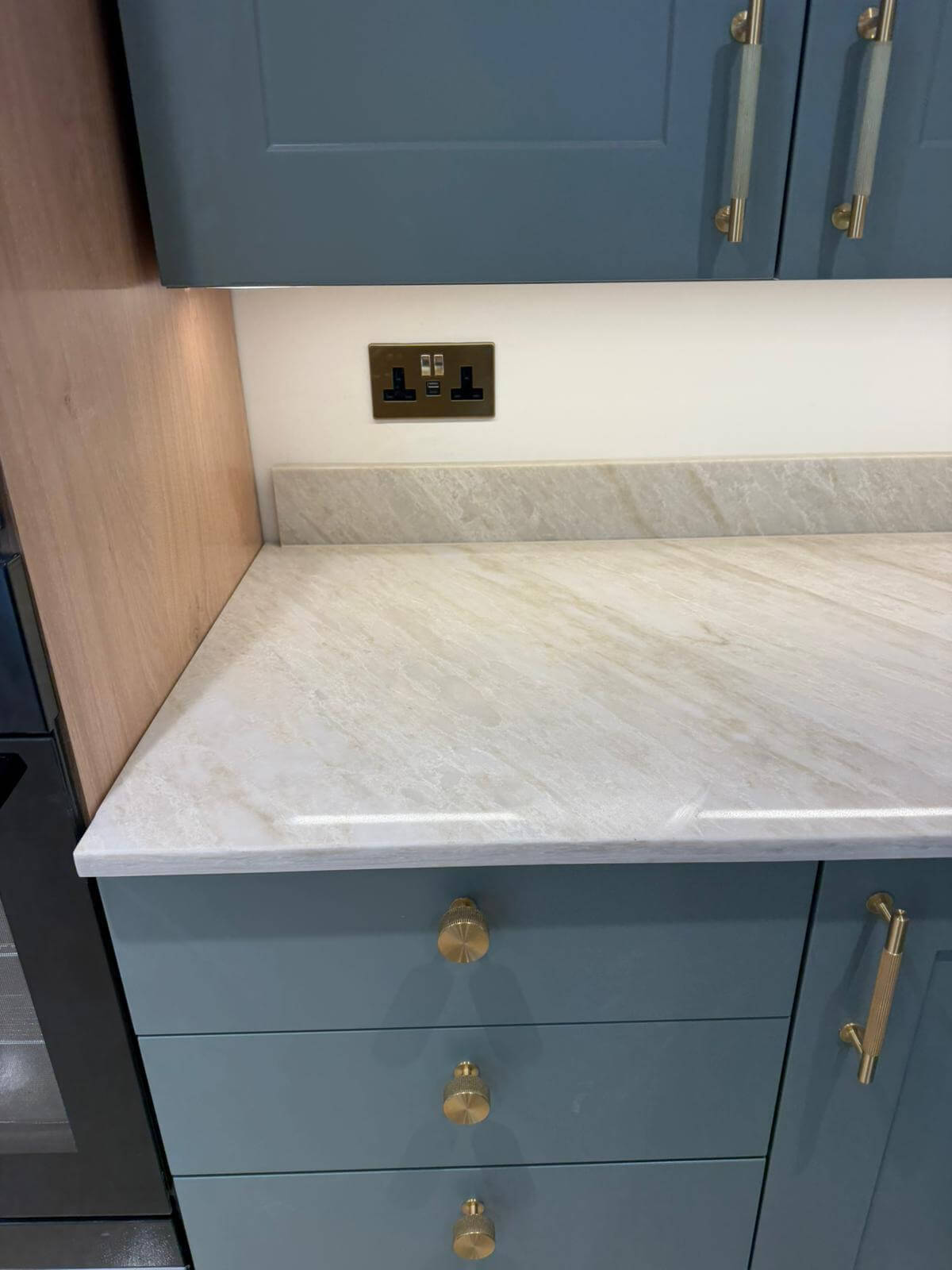 Dynastic Taj Brown Quartz Worktop by Artemistone — image 4