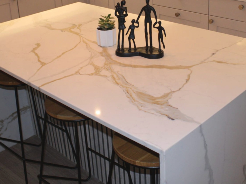 Calacatta Everest Super Jumbo White Quartz Worktop by iStone — image 2