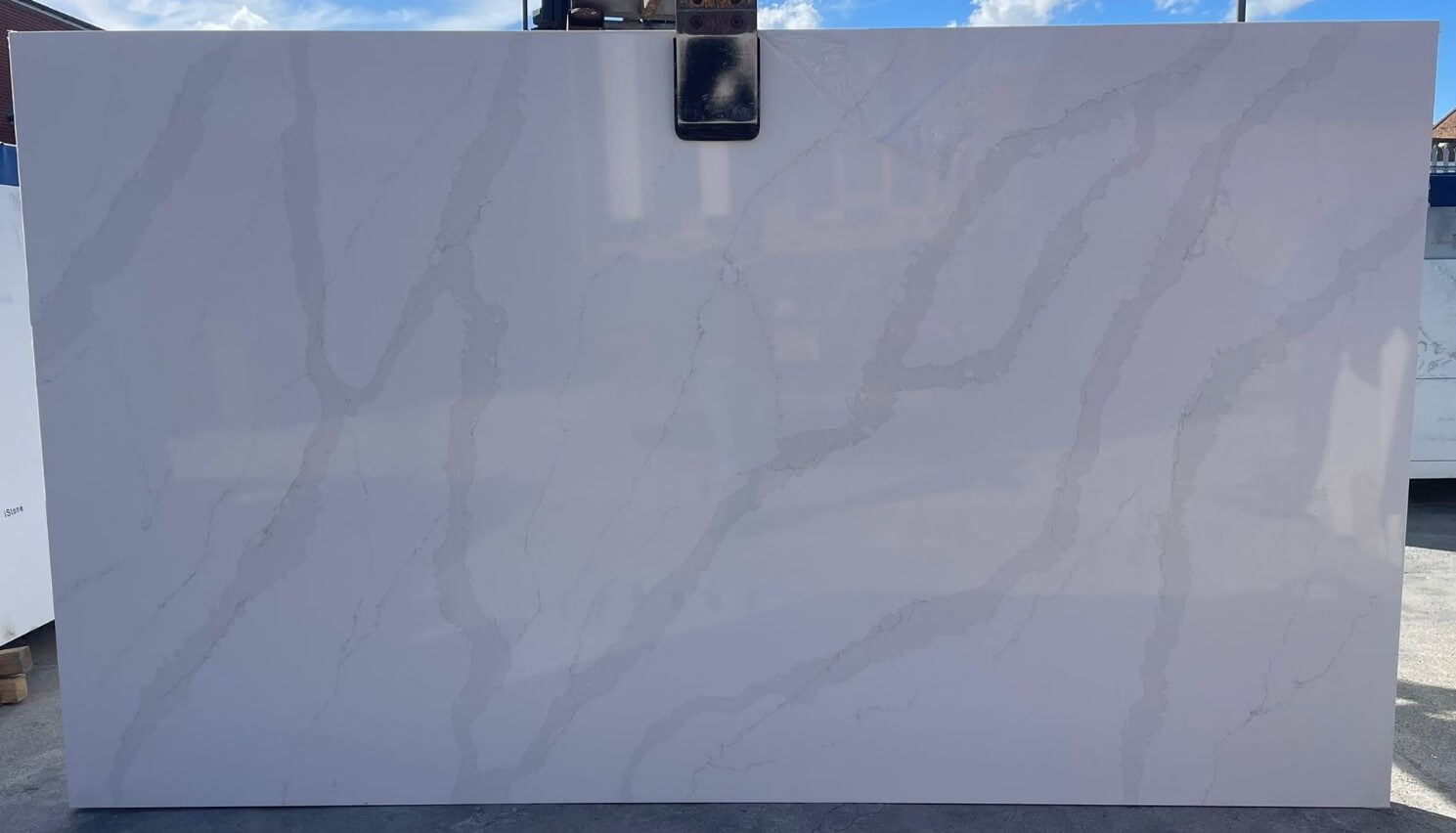 Calacatta Gold Supreme Super Jumbo White Quartz Worktop by iStone — image 3