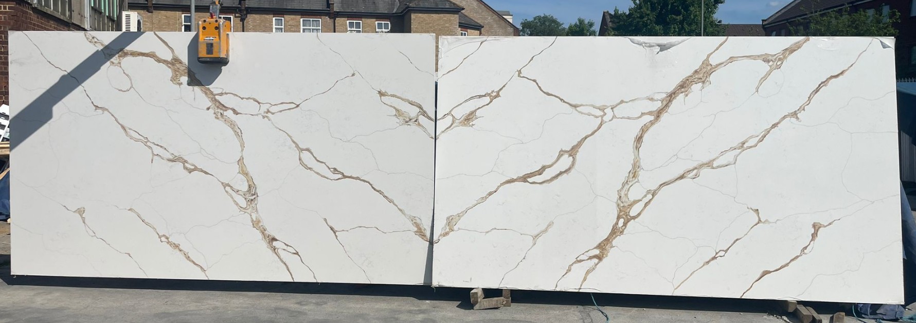 Calacatta Volcano Super Jumbo White Quartz Worktop by iStone — image 3