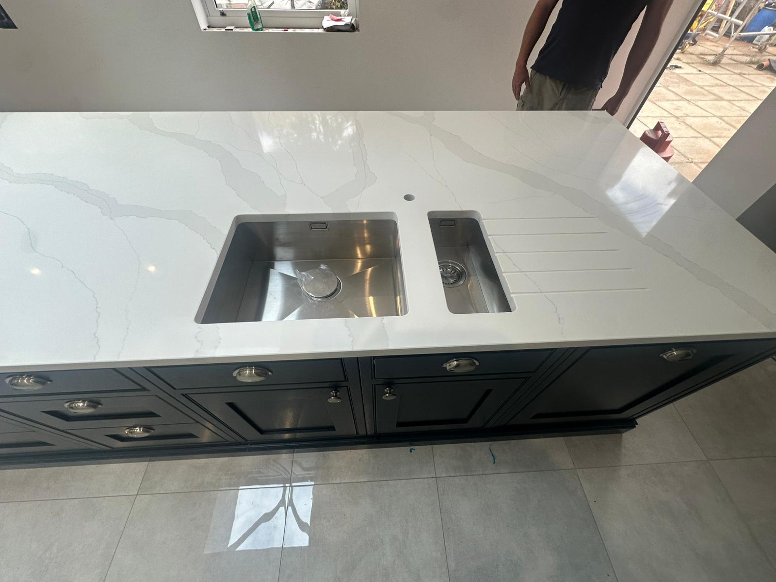 Calacatta Platinum Super Jumbo White Quartz Worktop by Modern Quartz Stone — image 6