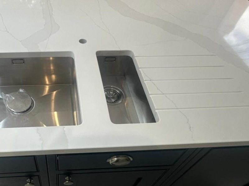 Calacatta Platinum Super Jumbo White Quartz Worktop by Modern Quartz Stone — image 2